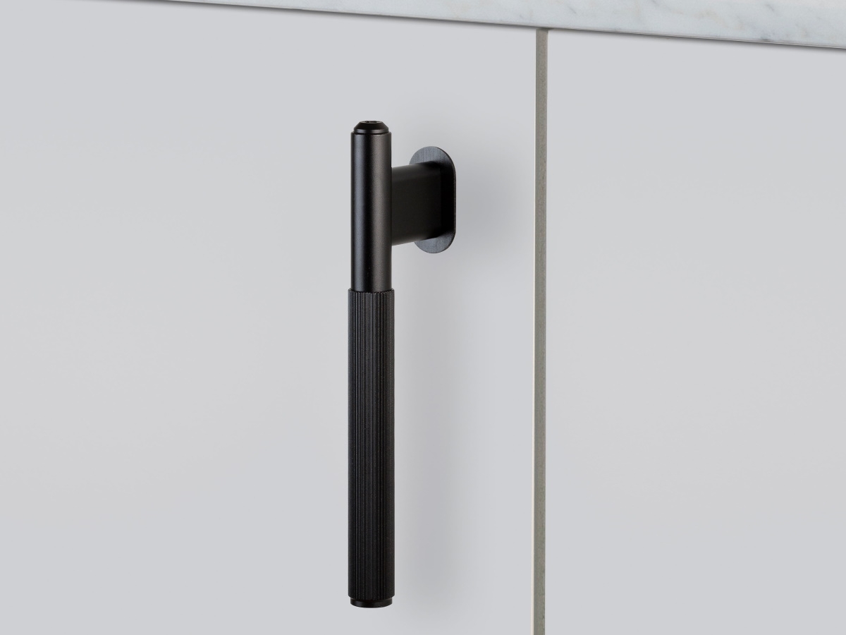 Мебельная L-образная ручка Buster & Punch GLB-02328 чернёная латунь