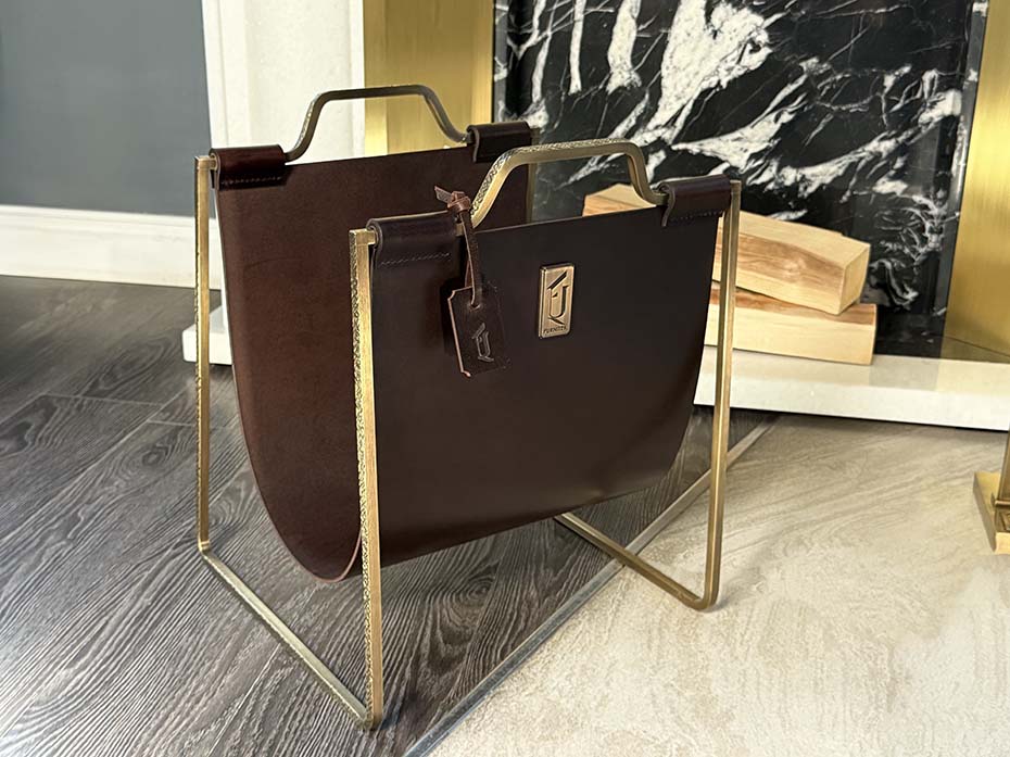 Дровница с кожаной вставкой FG-12053 античная латунь с чеканкой