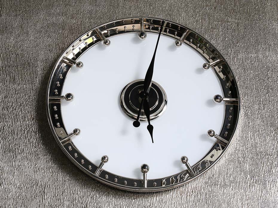 Часы Furnitek FG-1002029 полированный никель стекло белое глянец 600мм