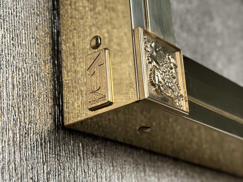 Панно для пробок на стену FURNITEK FG-04003 в латунной раме с полировкой