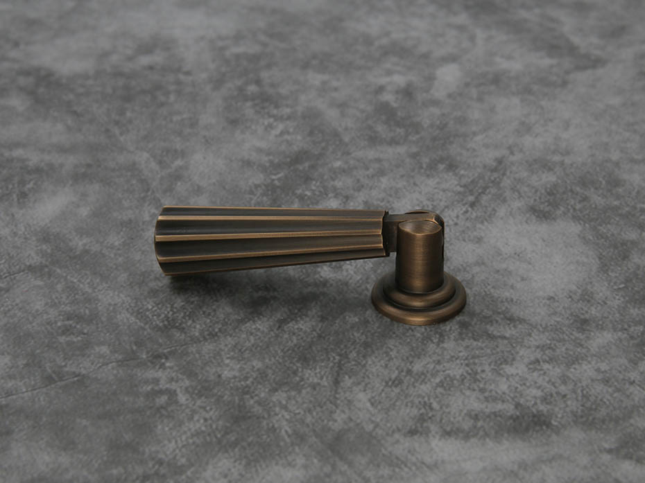 Мебельная ручка капля Oliver Knights CH Ren 50мм античная латунь