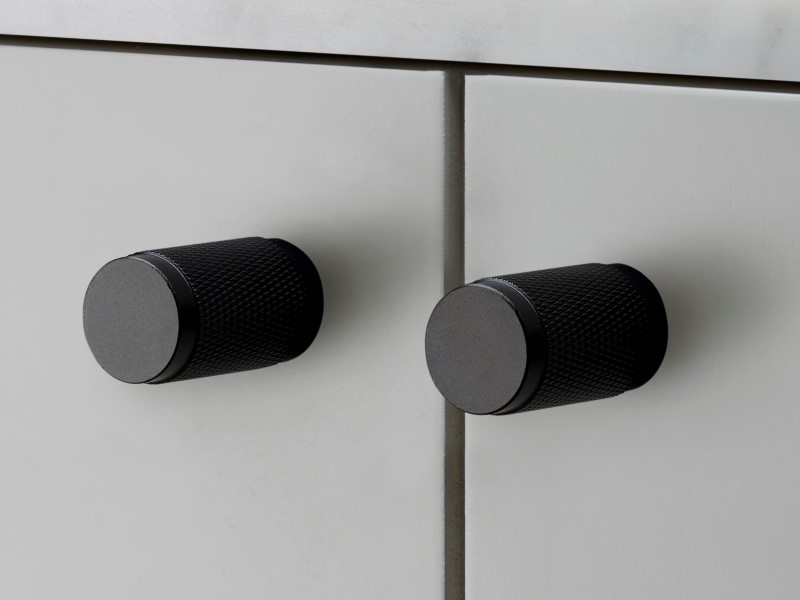 Мебельная ручка кнопка Buster & Punch UK-KN-BL чернёная латунь