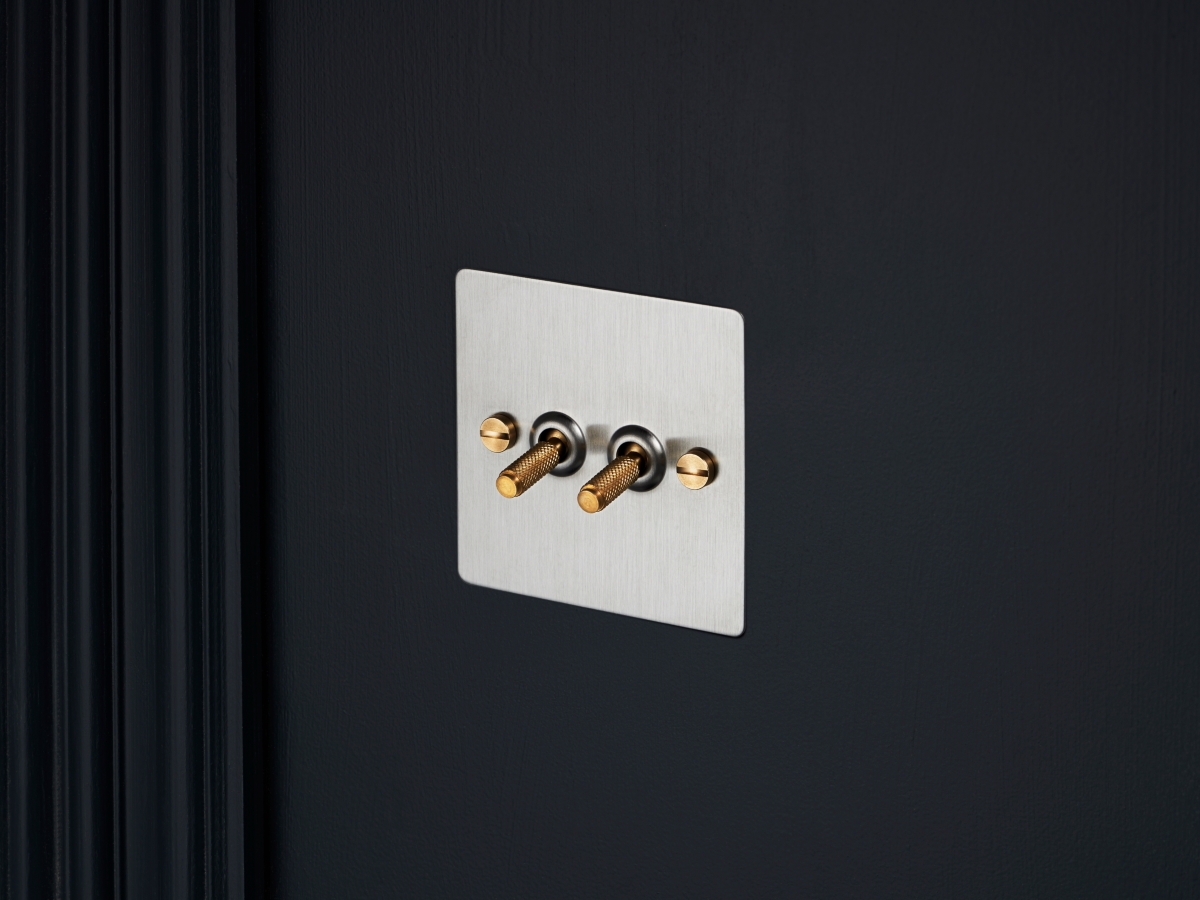 Выключатель тумблерный Buster & Punch двойной UK-TO-CO-2G-ST-BR матовый хром