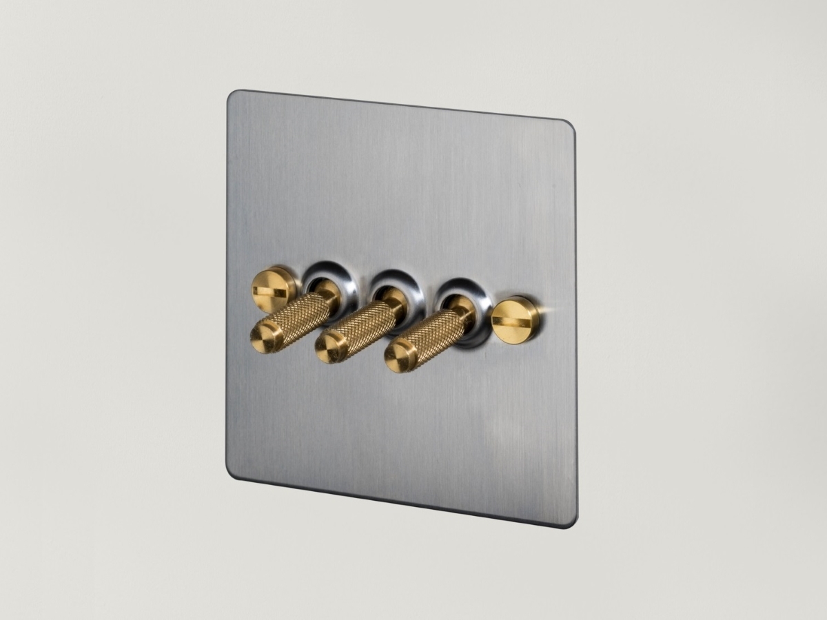 Выключатель тумблерный Buster & Punch тройной UK-TO-CO-3G-ST-BR матовый хром