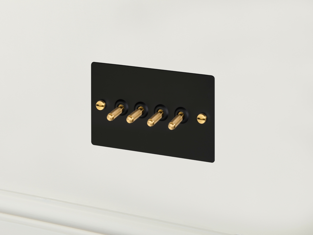 Выключатель тумблерный Buster & Punch четырехклавишный UK-TO-CO-4G- BL-BR чернёная латунь