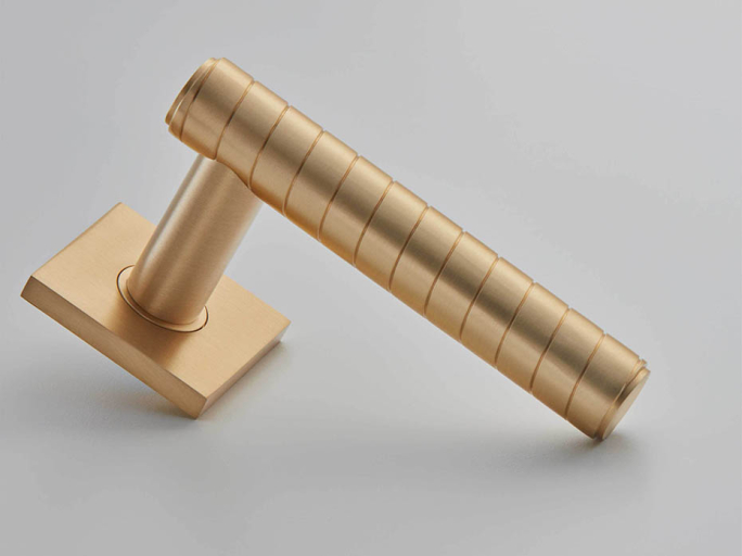 Дверная ручка на розетке Croft 160 Silhouette 220 матовая латунь