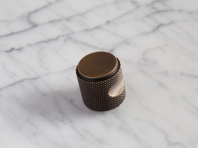 Мебельная ручка Oliver Knights Carlos CH I 25 мм античная латунь