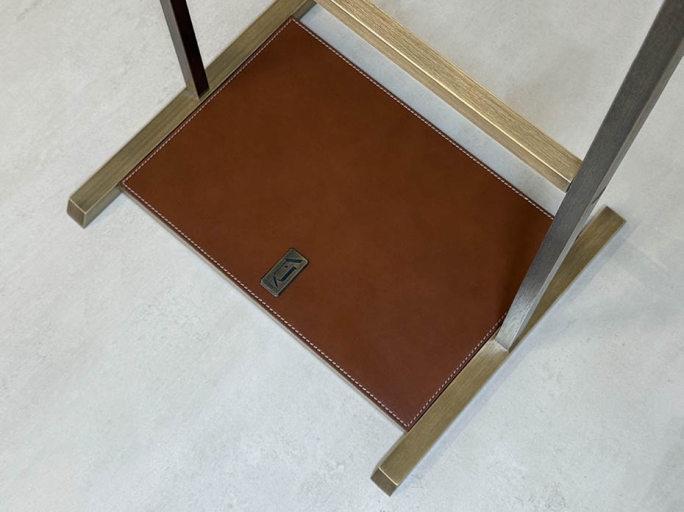 Напольная вешалка для одежды FURNITEK FG-085 из латуни и натуральной кожи