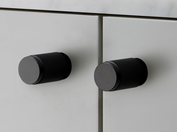 Мебельная ручка кнопка Buster & Punch UK-KN-BL чернёная латунь