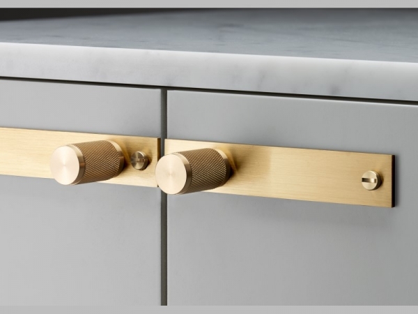 Мебельная ручка кнопка на планке Buster & Punch UK-KP-BR матовая латунь