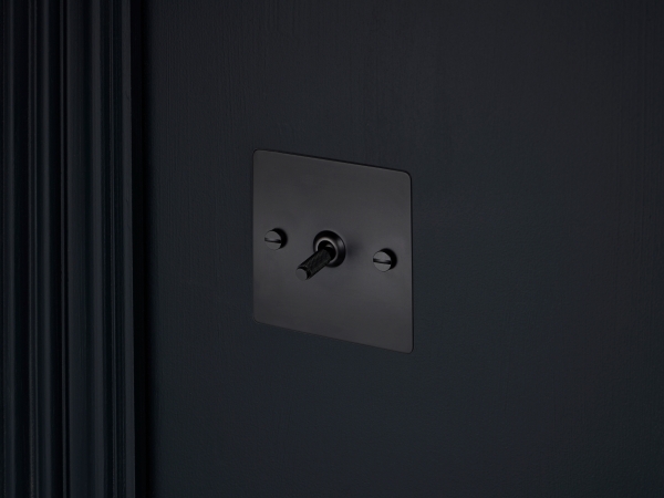 Выключатель тумблерный Buster & Punch одинарный UK-TO-CO-1G-BL чернёная латунь