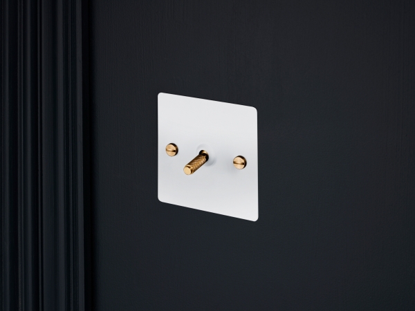 Выключатель тумблерный Buster & Punch одинарный UK-TO-CO-1G-WH-BR белый