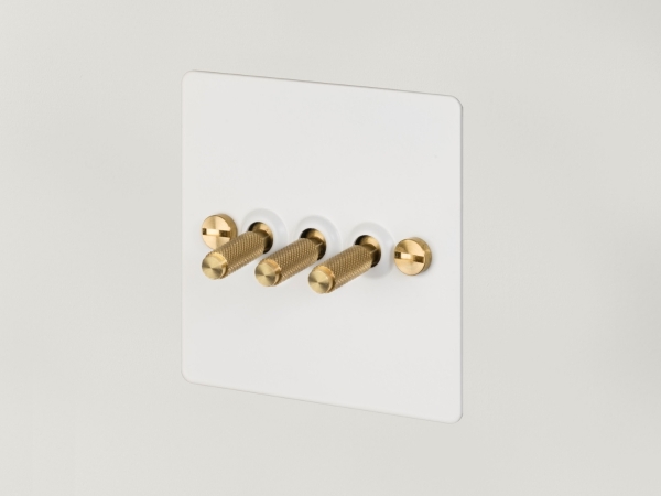 Выключатель тумблерный Buster & Punch тройной UK-TO-CO-3G-WH-BR белый