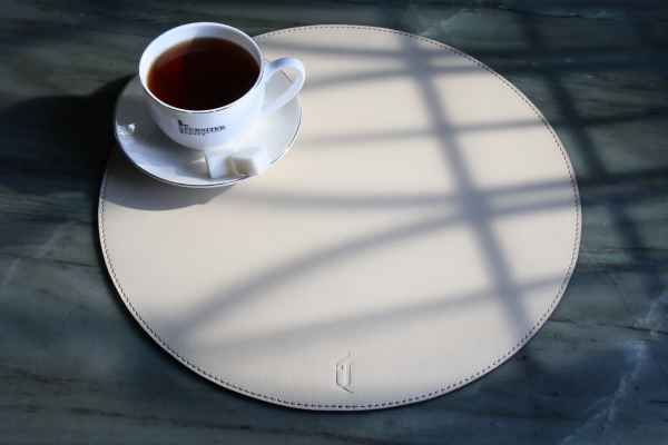 Салфетки на стол из кожи