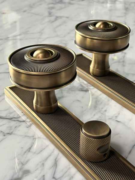 Ручки-кнобы на планке Oliver Knights античная латунь